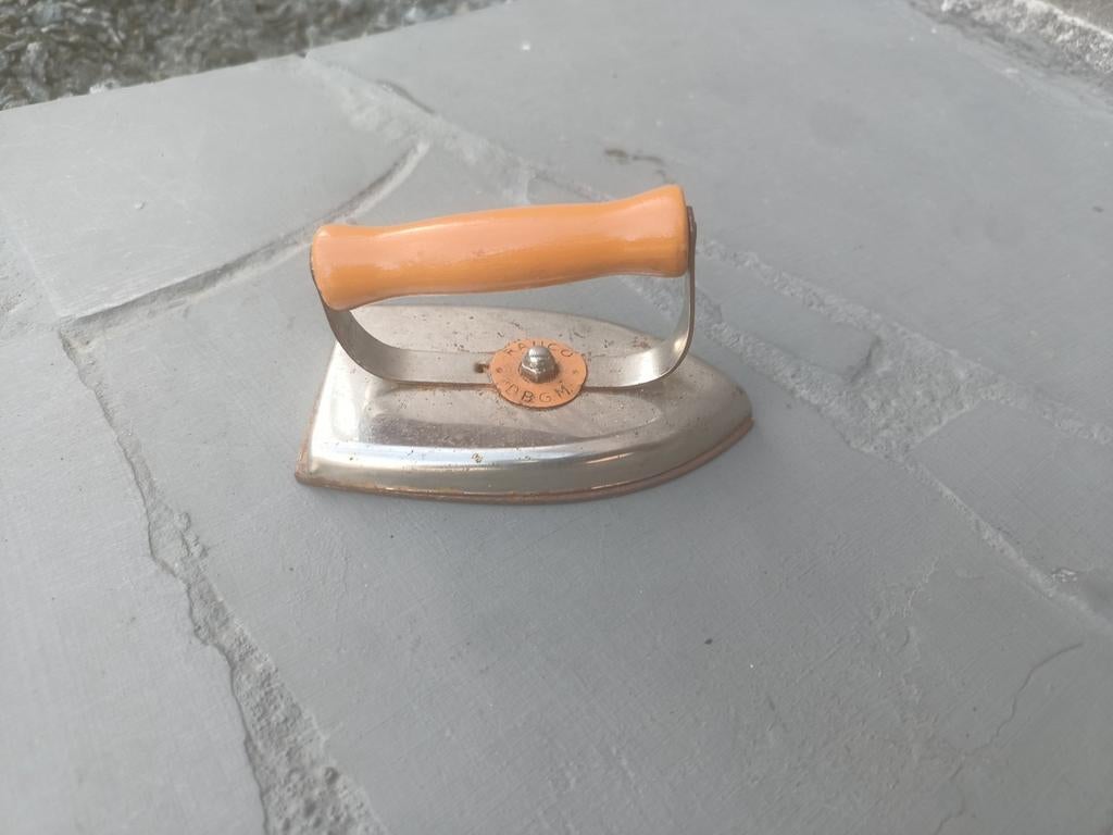 Vintage German RAUCO metal iron with wooden handle toy 1950', Ophalen