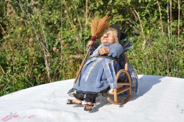 sorcière sur rokinchere, Collections, Statues & Figurines, Utilisé, Fantasy, Enlèvement ou Envoi