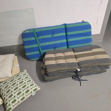 Allerlei kussens beschikbaar voor biedingen