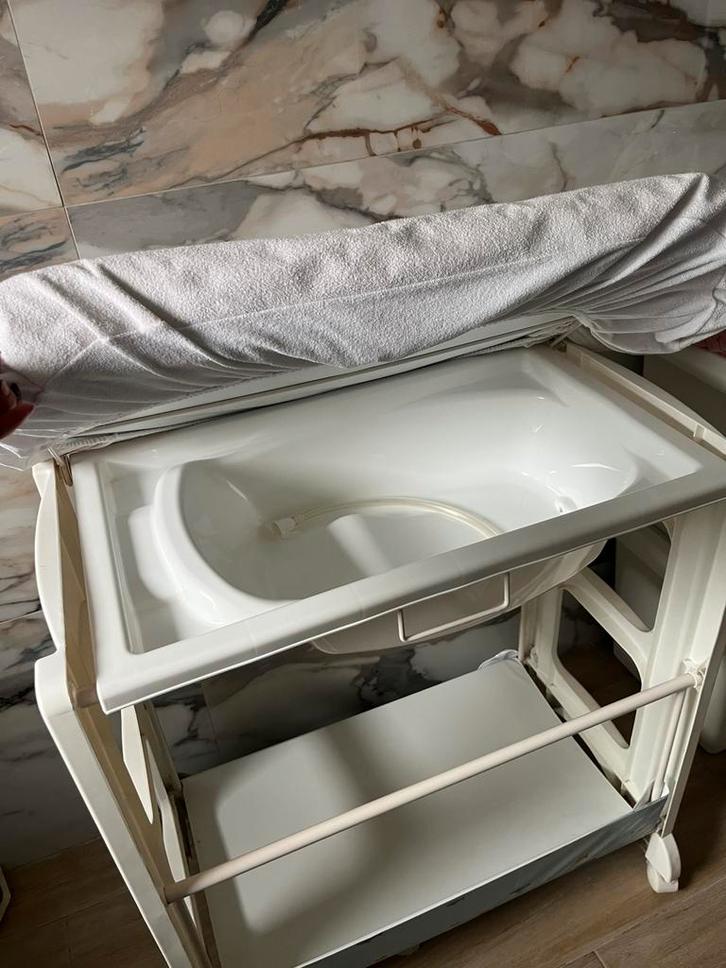 Table a langer/ baignoire, Enfants & Bébés, Chambre d'enfant | Commodes & Armoires, Utilisé, Enlèvement