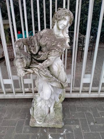 Betonnen tuinbeeld dame met kruik en vis. beschikbaar voor biedingen