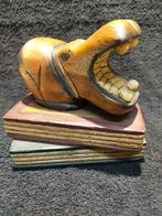 houten beeldje nijlpaard op boek, Verzamelen, Nieuw, Ophalen of Verzenden, Dier