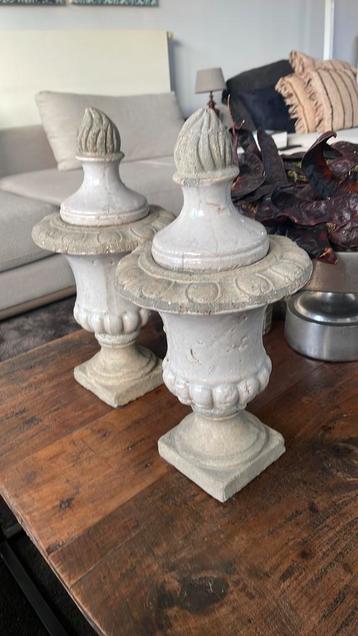 2 decoratieve potten 40cm hoogte beschikbaar voor biedingen
