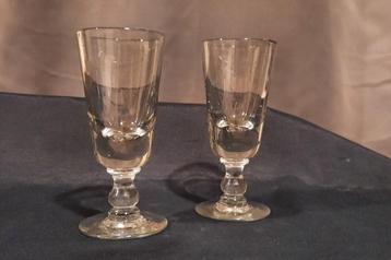 2 verres à absinthe en verre soufflé. disponible aux enchères