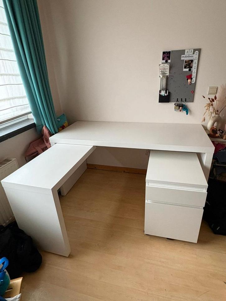 MALM bureau met uittrekbaar blad van IKEA., Huis en Inrichting, Bureaus, Bureau, Ophalen