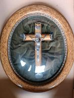 Crucifix ancien sous dôme en verre, Antiek en Kunst, Antiek | Religieuze voorwerpen, Ophalen