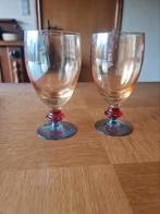 2 vintage  glazen op voet / wijnglazen, Verzamelen, Glas en Drinkglazen, Ophalen of Verzenden, Zo goed als nieuw