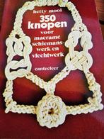 Hetty Mooi 350 knopen voor macramé schiemanswerk en vlecht, Ophalen of Verzenden, Zo goed als nieuw, Patroon of Boek