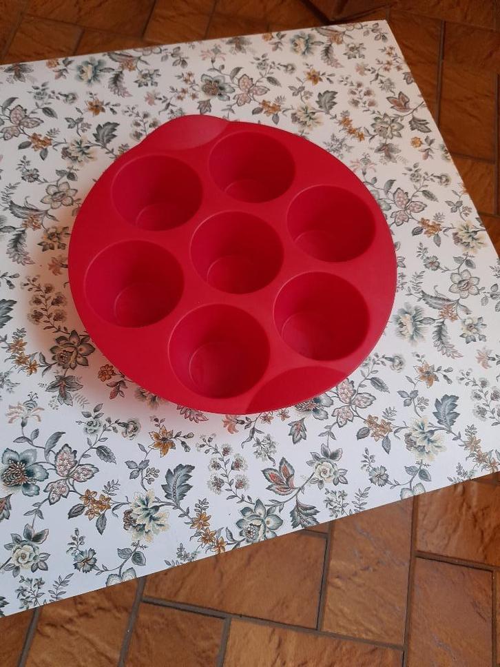 Tupperware Moule à muffins (7) en silicone rouge - 6 cm/cake, Hobby en Vrije tijd, Taarten en Cupcakes maken, Zo goed als nieuw