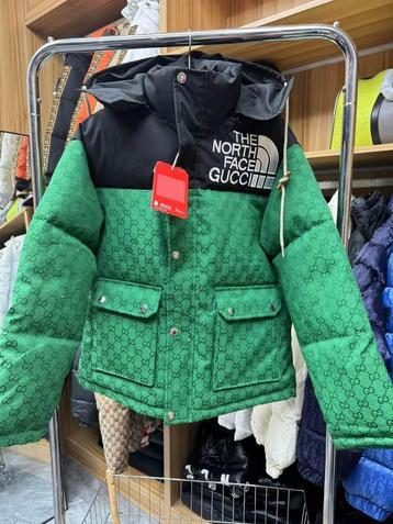Groene winterjas met capuchon – luxe look (maat M) beschikbaar voor biedingen