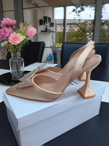 Mooie goudkleurige damesschoenen maatje 37. beschikbaar voor biedingen