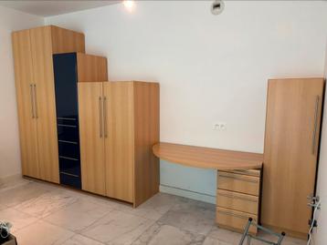 Kleerkasten met bijhorende bureau beschikbaar voor biedingen