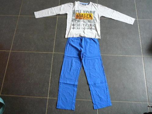 blauw-grijze pyjama met New York, Kinderen en Baby's, Kinderkleding | Maat 128, Gebruikt, Jongen, Nacht- of Onderkleding, Ophalen of Verzenden