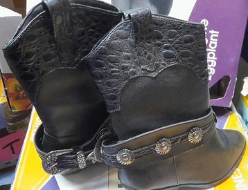 Kinderschoenen  beschikbaar voor biedingen