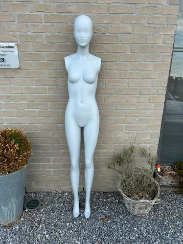 Mannequin femme 180cm sans les bras beschikbaar voor biedingen