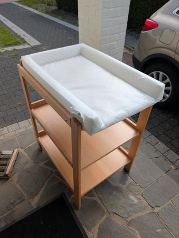 Handige Verzorgingstafel / Commode voor baby beschikbaar voor biedingen