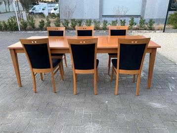 Eettafel met stoelen  beschikbaar voor biedingen