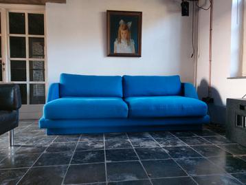 Comfortabele sofa in helderblauwe kleur beschikbaar voor biedingen
