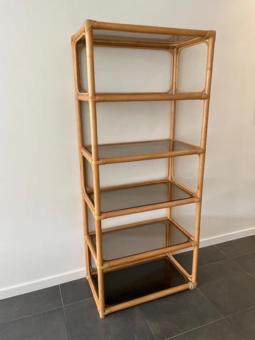 Bamboe decoratierek met glazen planken beschikbaar voor biedingen