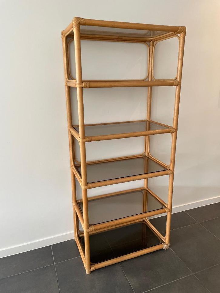 Bamboe decoratierek met glazen planken, Huis en Inrichting, Kasten | Vitrinekasten, Gebruikt, 150 tot 200 cm, 50 tot 100 cm, 25 tot 50 cm