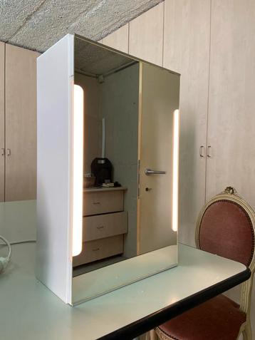 Spiegelkast met verlichting beschikbaar voor biedingen