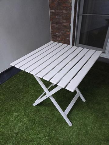 Houten tuintafeltje beschikbaar voor biedingen