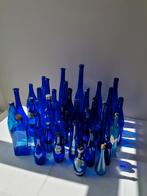 Grote partij van meer dan 30 blauwe glazen flessen, Ophalen of Verzenden