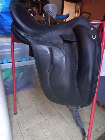 Selle dressage  beschikbaar voor biedingen