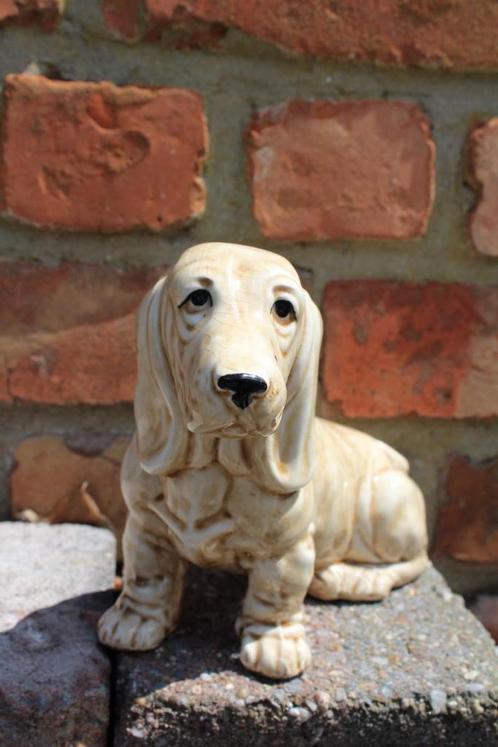 Keramiek beeld Basset, made in Japan., Antiek en Kunst, Antiek | Keramiek en Aardewerk, Ophalen of Verzenden
