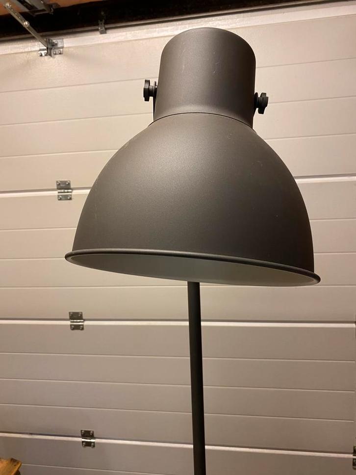 Staande, stabiele,ijzeren bruine vloerlamp, Huis en Inrichting, Lampen | Vloerlampen, Zo goed als nieuw, Ophalen