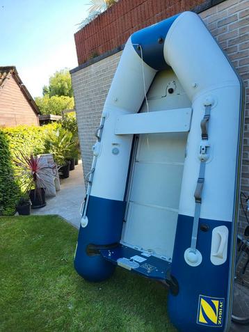 Propere echte Zodiac met opblaasbare v-kiel en houten vloer beschikbaar voor biedingen