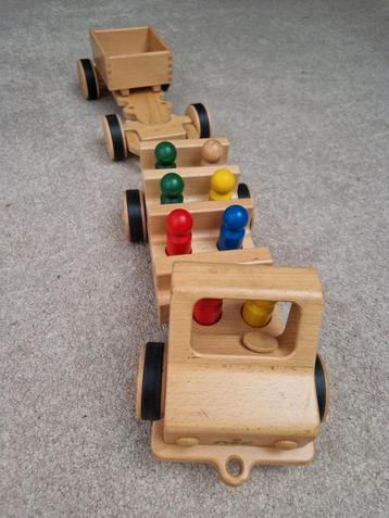 Houten wagen met aanhanger van NIC beschikbaar voor biedingen