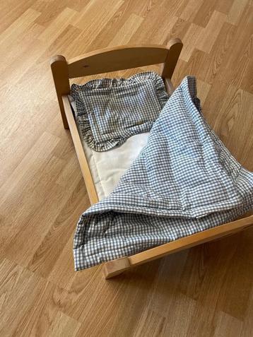 Klein houten bed beschikbaar voor biedingen