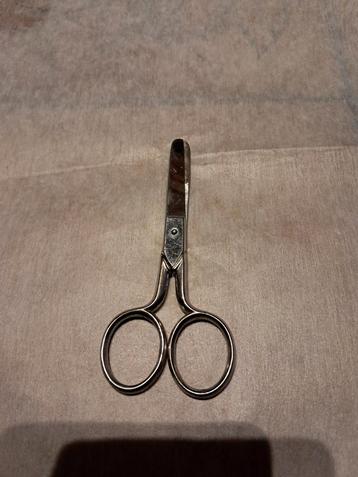 Kleine vintage schaar beschikbaar voor biedingen