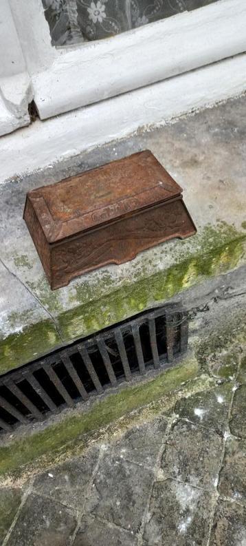 boîte en fer ancienne, Enlèvement