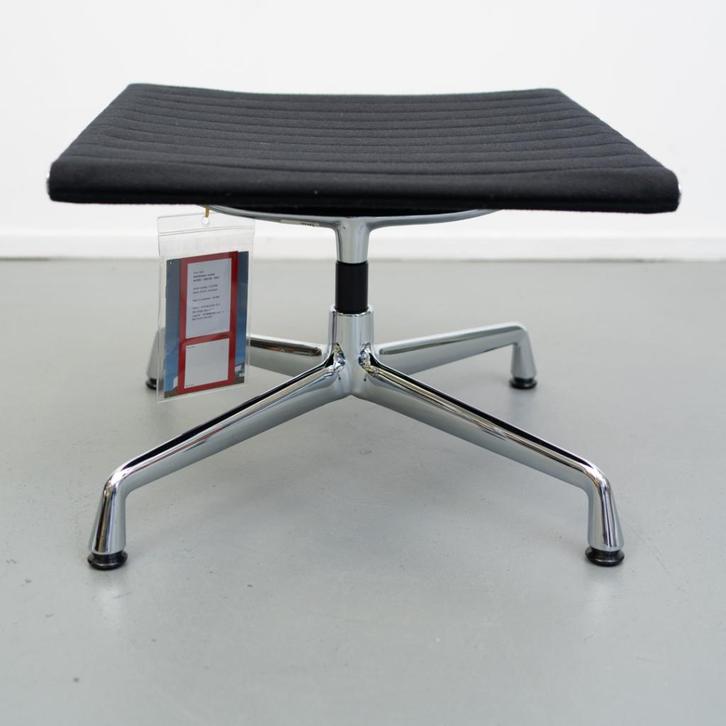 2x Vitra Eames EA 125 Hocker Zwart Hopsak - Chroom, Maison & Meubles, Canapés | Repose-pieds & Poufs, Comme neuf, 50 à 75 cm, Carré