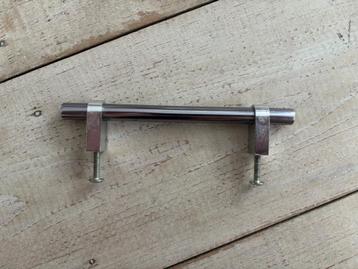 Lot de poignées de meuble Aluminium/Inox disponible aux enchères