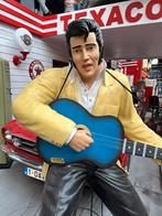 Levensgrote Elvis Presley met zijn gitaar