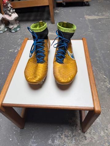 Verschillende voetbalschoenen zie foto’s en bekijk prijs beschikbaar voor biedingen