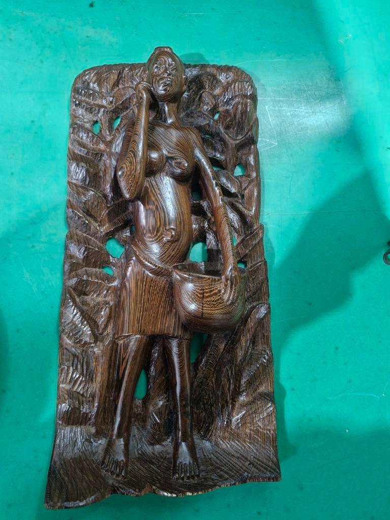 Art populaire africain en bois femme avec cruche, Enlèvement