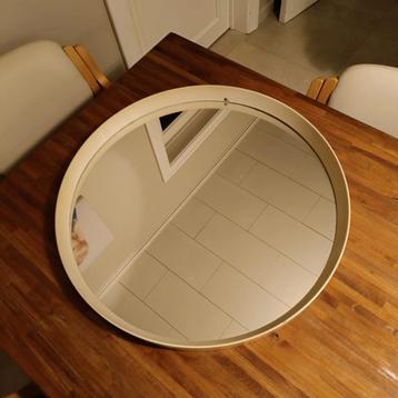Ronde spiegel Ø64 cm – beige metalen rand
 beschikbaar voor biedingen