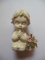 Beeldje - Meisje met mandje met roze bloemen, Ophalen of Verzenden, Gebruikt, Religie