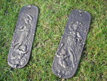 gietijzeren fronton, links en rechts met brons beschikbaar voor biedingen