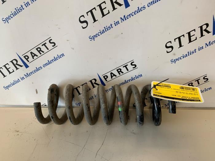 Schroefveer achter van een Mercedes E-Klasse, Auto-onderdelen, Ophanging en Onderstel, Mercedes-Benz, Gebruikt, 3 maanden garantie