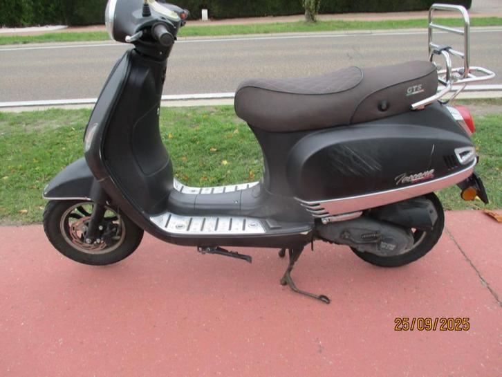 scooter a  klasse  gts  toscane   2019, Fietsen en Brommers, Snorfietsen en Snorscooters, Gebruikt, Overige merken, Benzine, Ophalen
