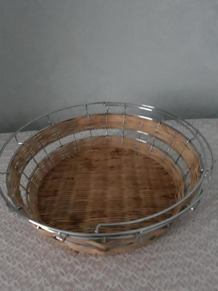 Broodmand polyproleen in verchroomd frame ronde vorm 40cm, Huis en Inrichting, Woonaccessoires | Schalen en Manden, Zo goed als nieuw