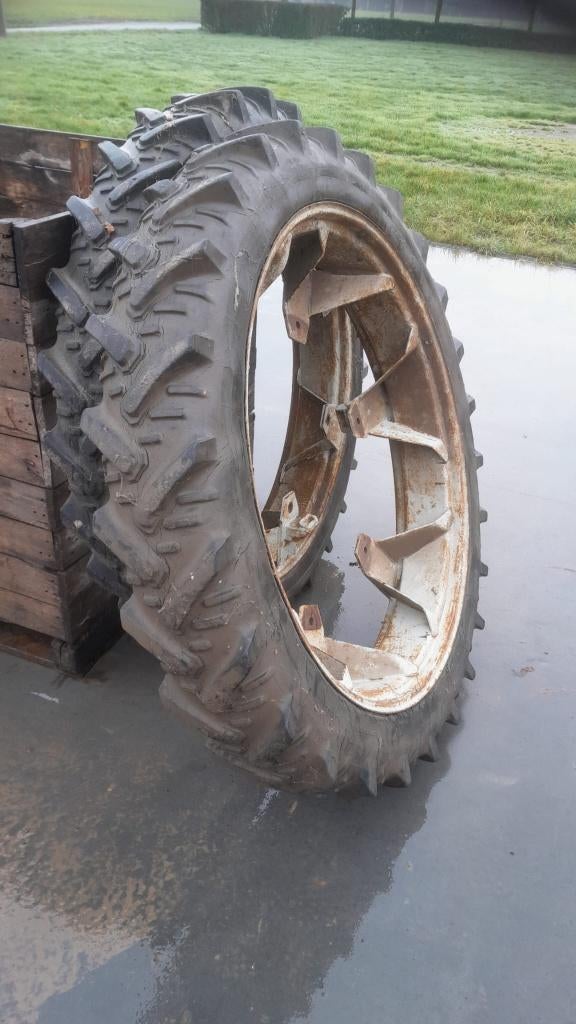 velgen R44 (tractorbanden 9.5 R44) 25€, Ophalen