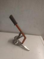 Outil pour enfoncer les bouchons sur une bouteille, Enlèvement