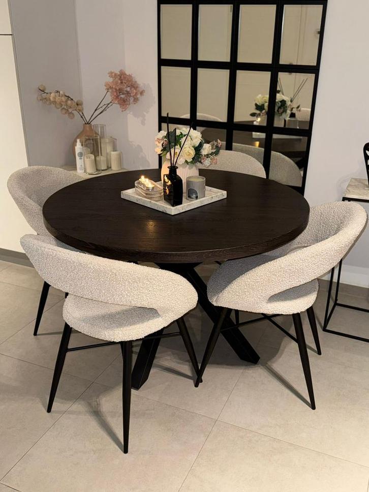 Moderne ronde eetkamertafel (120 cm) + 4 luxe bouclé stoelen, Huis en Inrichting, Tafels | Eettafels, Zo goed als nieuw, Ophalen