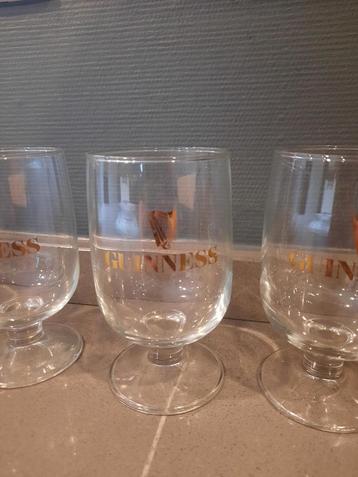 Guinness glazen op voet beschikbaar voor biedingen